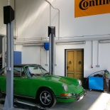 Werkstatt-Hebebühne // Fahrzeug: Porsche 911 Ölklappe
